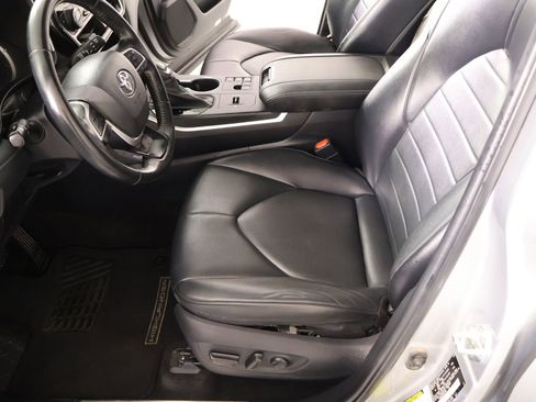 Used 2023 Toyota Highlander XLE FWD image 11