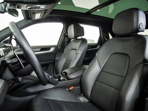 Certified 2024 Porsche Cayenne AWD/4WD image 5