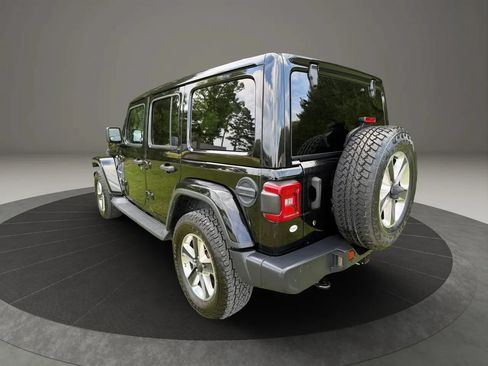 Used 2019 Jeep Wrangler Unlimited Sahara AWD/4WD image 3