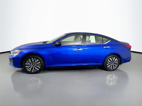 Used 2025 Nissan Altima 2.5 SV image 3