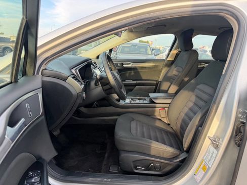 Used 2017 Ford Fusion SE FWD image 16