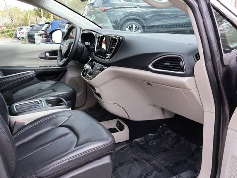 Used 2023 Chrysler Pacifica Touring-L image 29