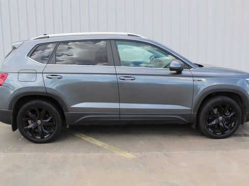 Used 2022 Volkswagen Taos SE w/ Panoramic Sunroof Package image 3