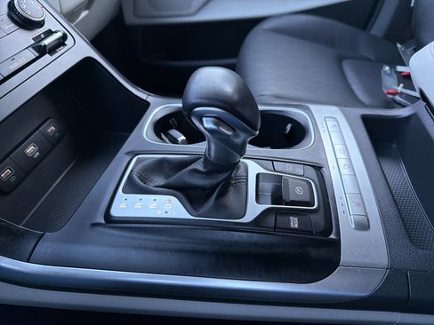 Used 2023 Kia Carnival LX image 21