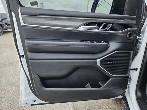 Used 2023 Jeep Wagoneer Series III w/ Preferred Equipment Group image 11