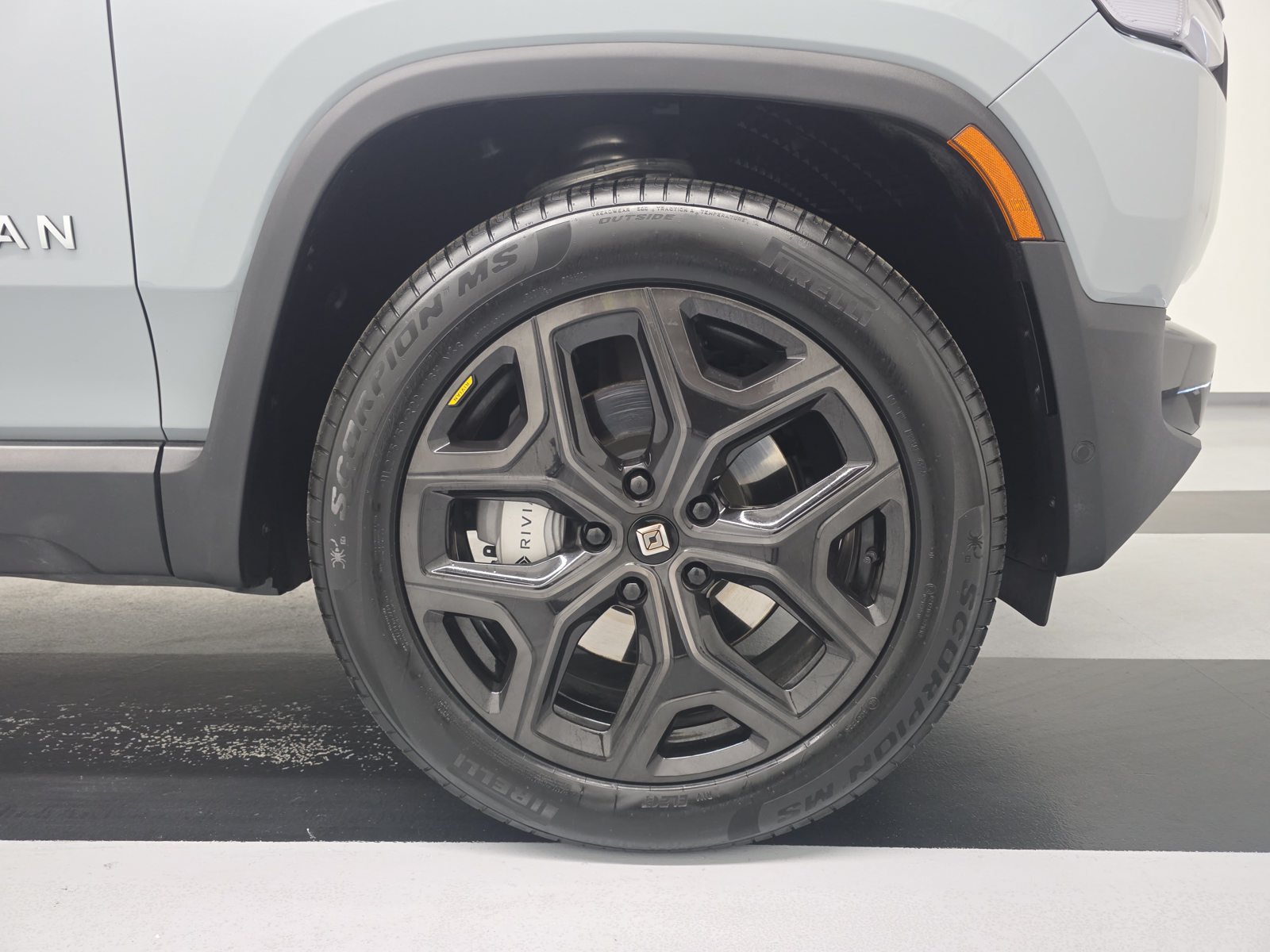 Used 2025 Rivian R1S Adventure Dual AWD/4WD image 11