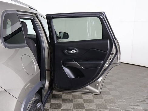 Used 2021 Jeep Cherokee Latitude AWD/4WD image 18