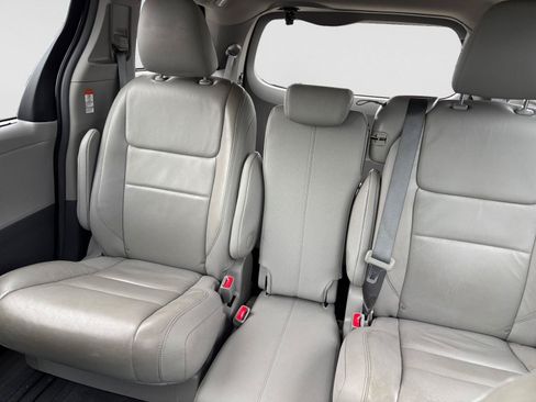 Used 2016 Toyota Sienna XLE Premium FWD image 13