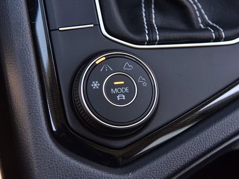 New 2025 Volkswagen Taos SE image 17