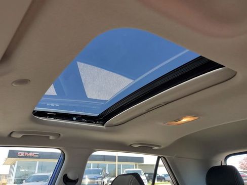 Used 2022 Hyundai Venue SEL FWD image 6