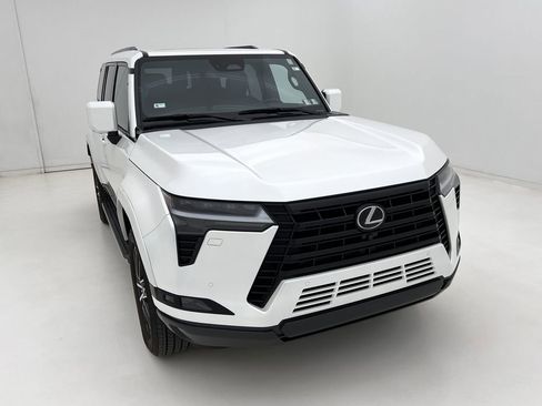 Used 2024 Lexus GX 550 image 3