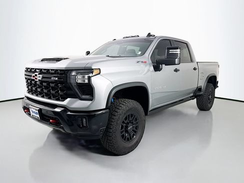 Used 2025 Chevrolet Silverado 2500 ZR2 w/ Technology Package AWD/4WD image 3