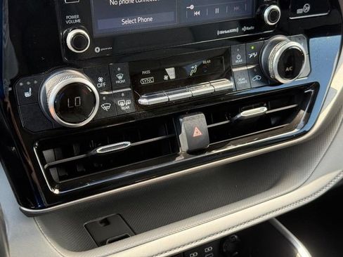 Used 2022 Toyota Highlander XLE AWD/4WD image 31