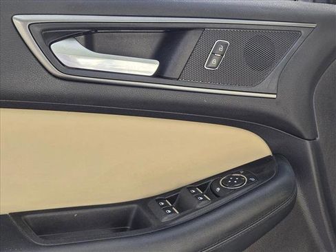 Used 2020 Ford Edge SE image 9