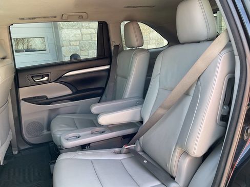 Used 2016 Toyota Highlander XLE image 32