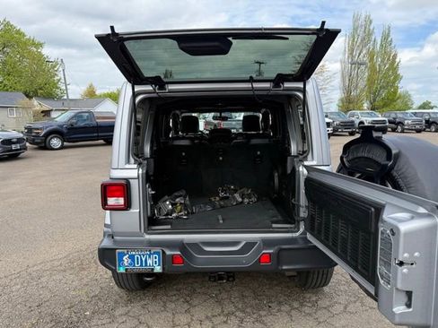 Used 2018 Jeep Wrangler Unlimited Sahara AWD/4WD image 14