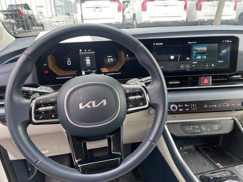 Used 2025 Kia Carnival EX FWD image 7