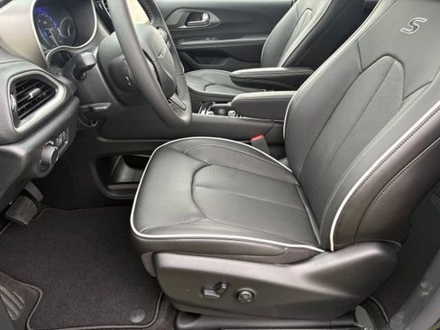 New 2027 Chrysler Pacifica Limited FWD image 10