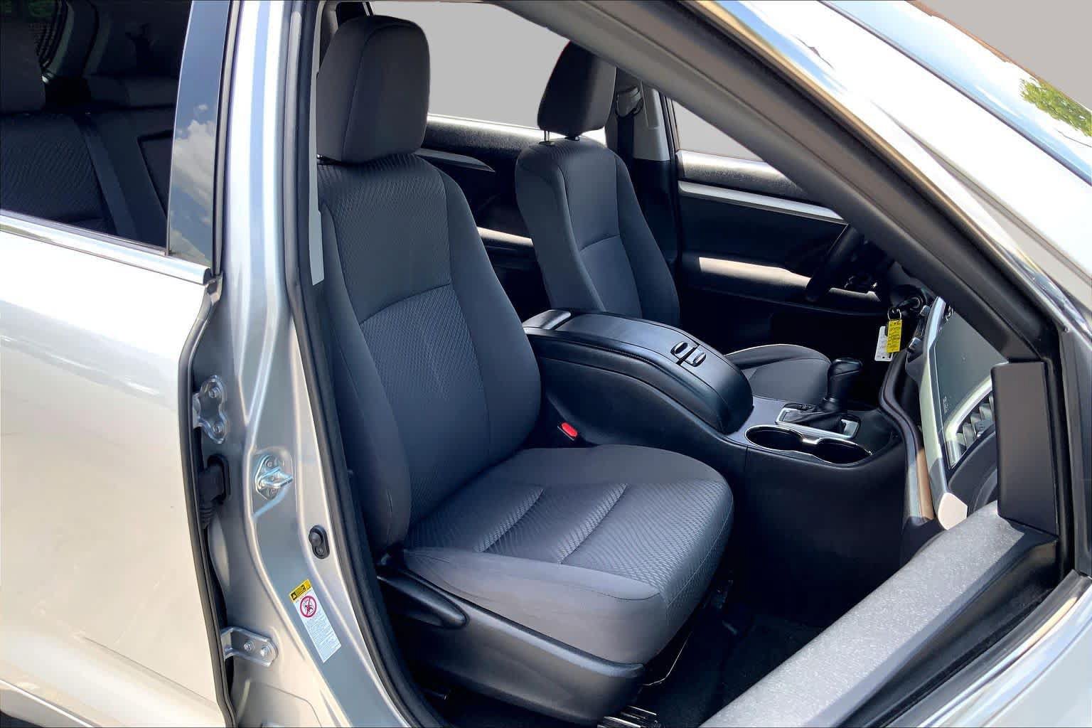 Used 2017 Toyota Highlander LE FWD image 9