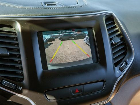 Used 2019 Jeep Cherokee Latitude w/ Popular Appearance Group image 16