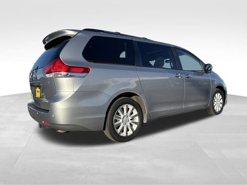 Used 2012 Toyota Sienna XLE image 11