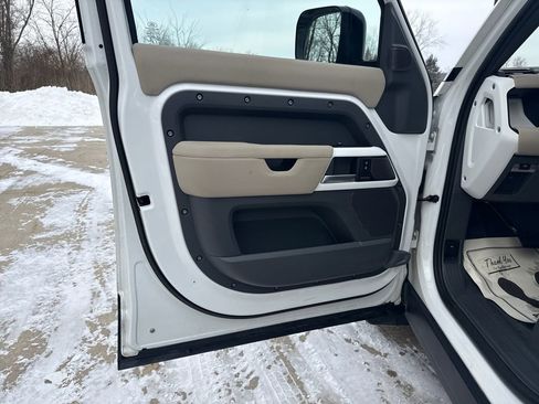 Used 2023 Land Rover Defender 110 SE image 12