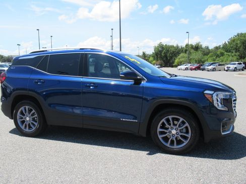 Used 2023 GMC Terrain SLT FWD image 2