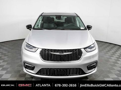 Used 2024 Chrysler Pacifica Touring-L FWD image 24