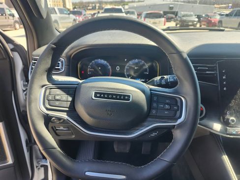 Used 2024 Jeep Wagoneer Series II w/ Flexible Seating Group image 18