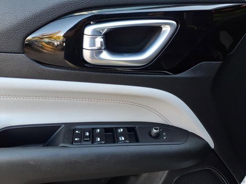 Used 2024 Jeep Compass Limited image 18