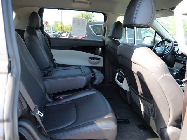 Used 2024 Kia Carnival EX FWD image 9