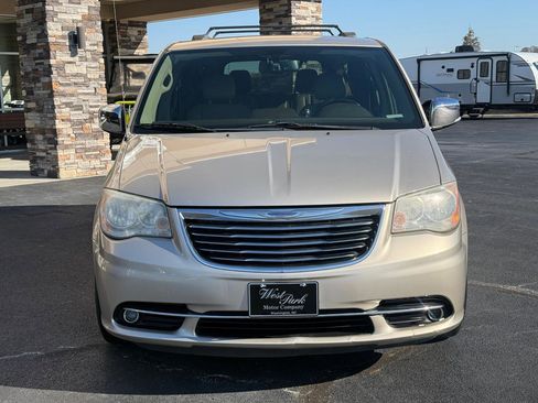 Used 2014 Chrysler Town & Country Touring-L w/ Driver Convenience Group image 7