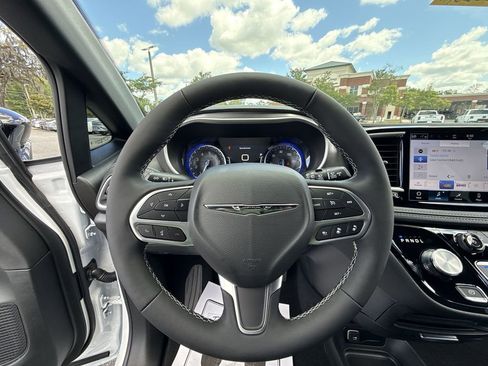 New 2026 Chrysler Pacifica Select image 13