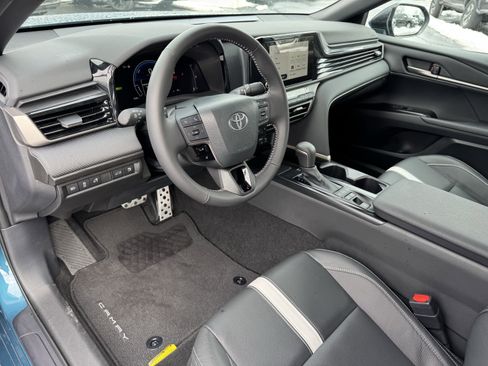 Used 2025 Toyota Camry SE image 28