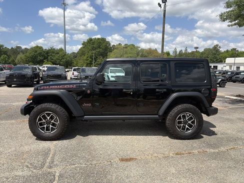 Used 2025 Jeep Wrangler Unlimited Rubicon AWD/4WD image 3