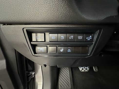 Used 2024 Toyota Tundra Limited AWD/4WD image 27