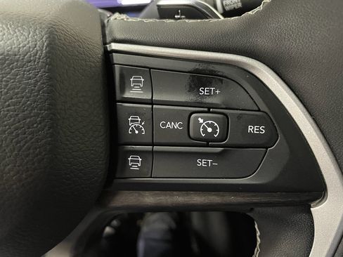 Used 2023 Jeep Grand Cherokee Limited AWD/4WD image 25
