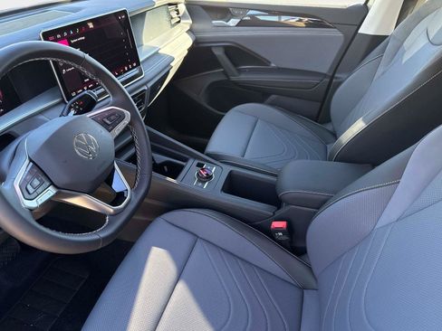 New 2025 Volkswagen Tiguan SE image 21