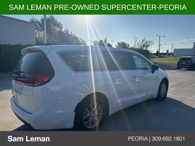 Used 2026 Chrysler Pacifica Select FWD image 4