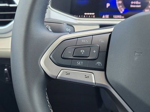 Certified 2025 Volkswagen Taos SE FWD image 19
