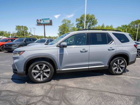 Used 2025 Honda Pilot Touring image 3