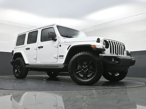 Used 2022 Jeep Wrangler Unlimited Sahara AWD/4WD image 26
