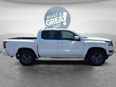 Used 2025 Nissan Frontier SV RWD image 2
