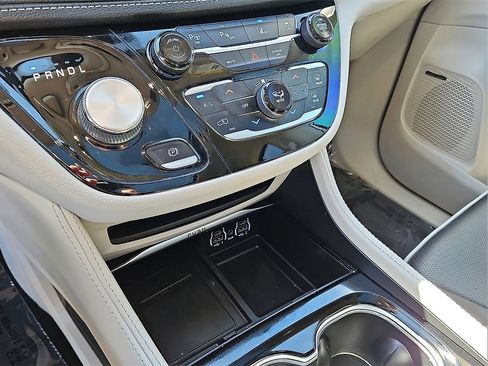Used 2022 Chrysler Pacifica Limited image 25