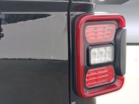 Used 2025 Jeep Gladiator Rubicon w/ Technology Group AWD/4WD image 13