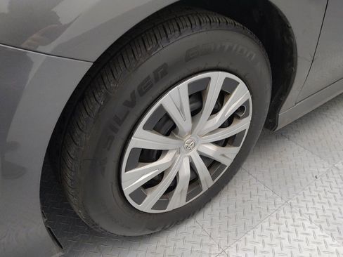 Used 2022 Toyota Camry LE image 31