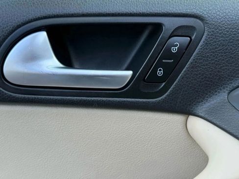 Used 2017 Volkswagen Tiguan S image 16