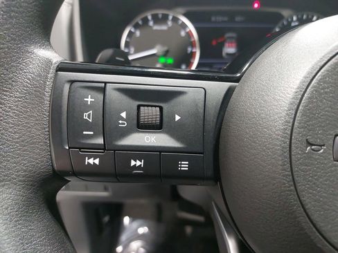 Used 2023 Nissan Rogue SV image 16