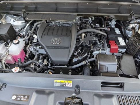Used 2024 Toyota Highlander XLE FWD image 38