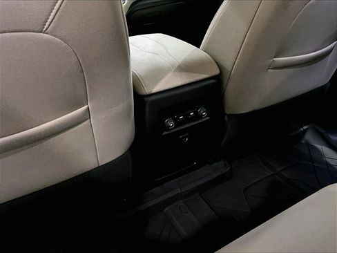 Used 2022 Chevrolet Traverse LS FWD image 25